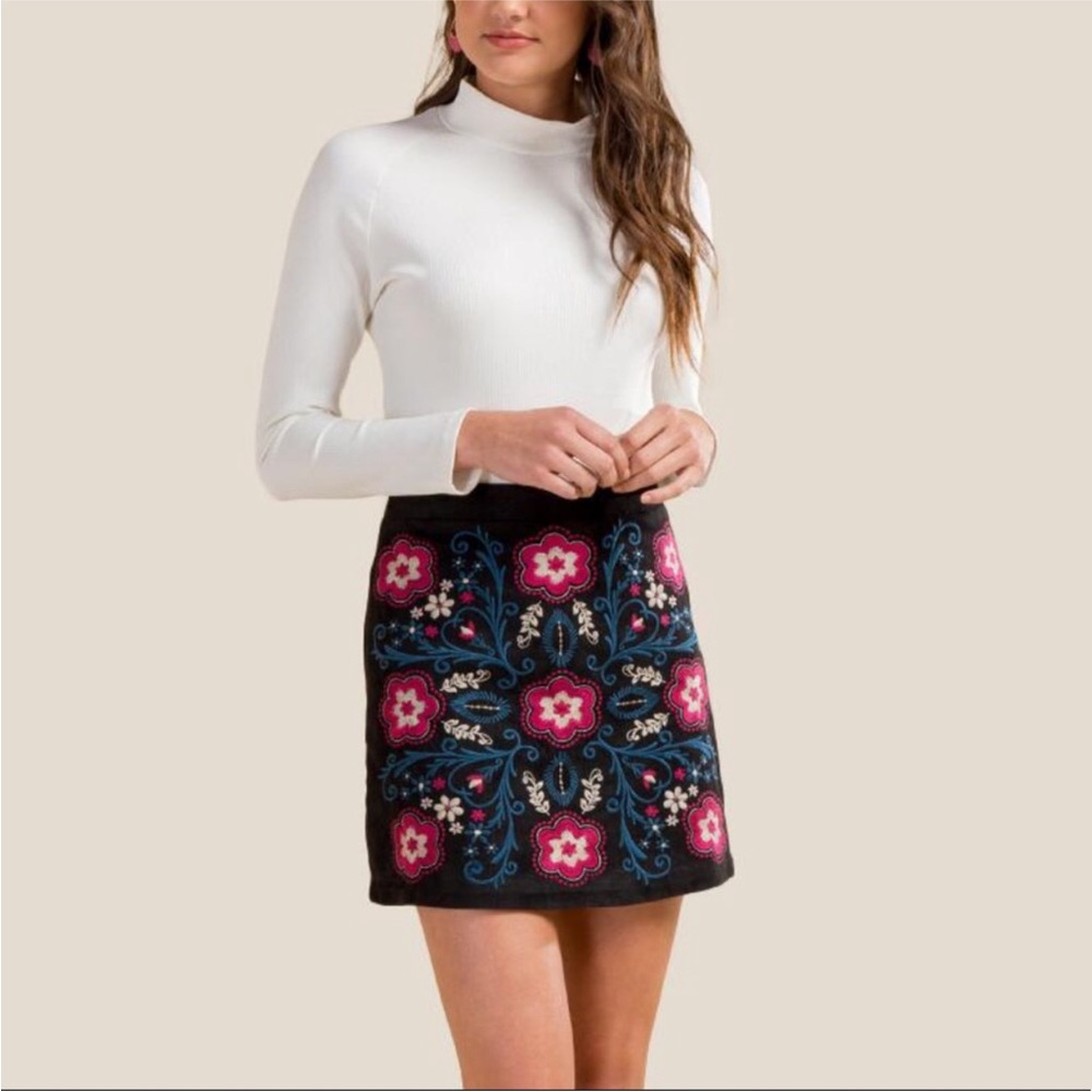 Francesca’s Mi Ami Faux Suede Embroidered Skirt. Size small.